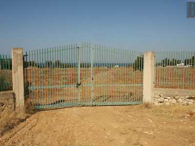 Torniamo cos� indietro, superiamo i residence precedenti fino a incontrare un grande cancello che fa da guardia a un campo incolto. Se fosse aperto sarebbe possibile arrivare sull�insenatura. Ma purtroppo � chiuso